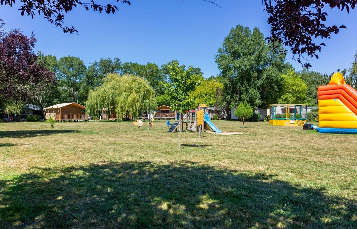 Camping Les Granges - Aire de jeux 1