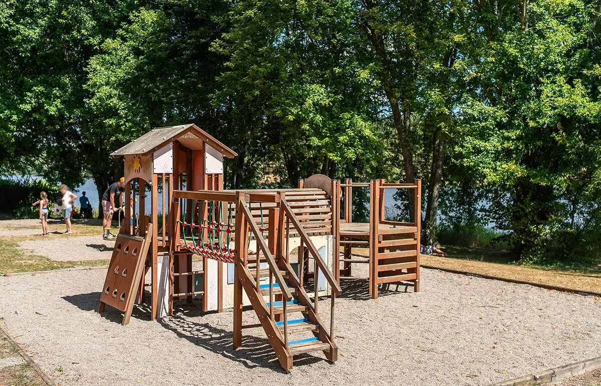 12 - Camping des Lacs - Aire de jeux