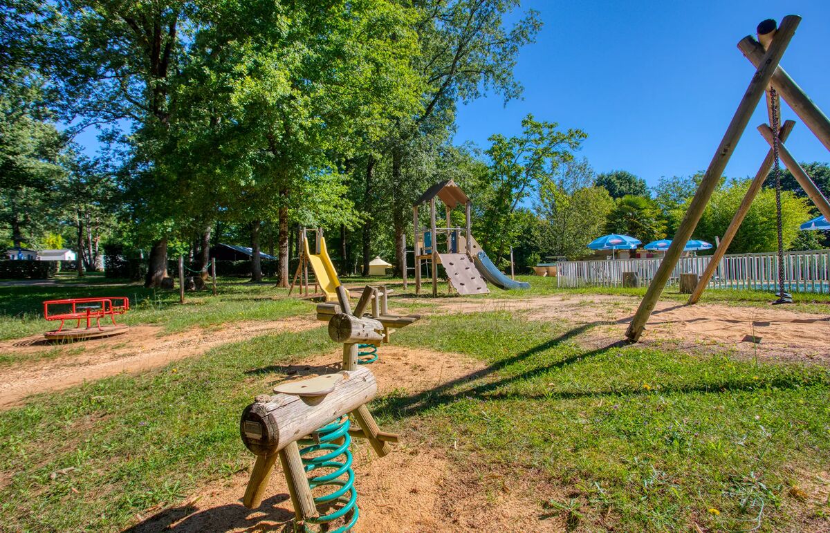 15 - Camping Les Nauves - Aire de jeux