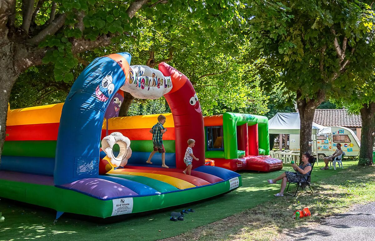 12 - Camping Le Val de l'Arre - Aire de jeux