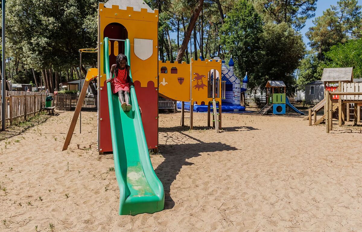 24 - Camping Au Bois des Biches - Aire de jeux