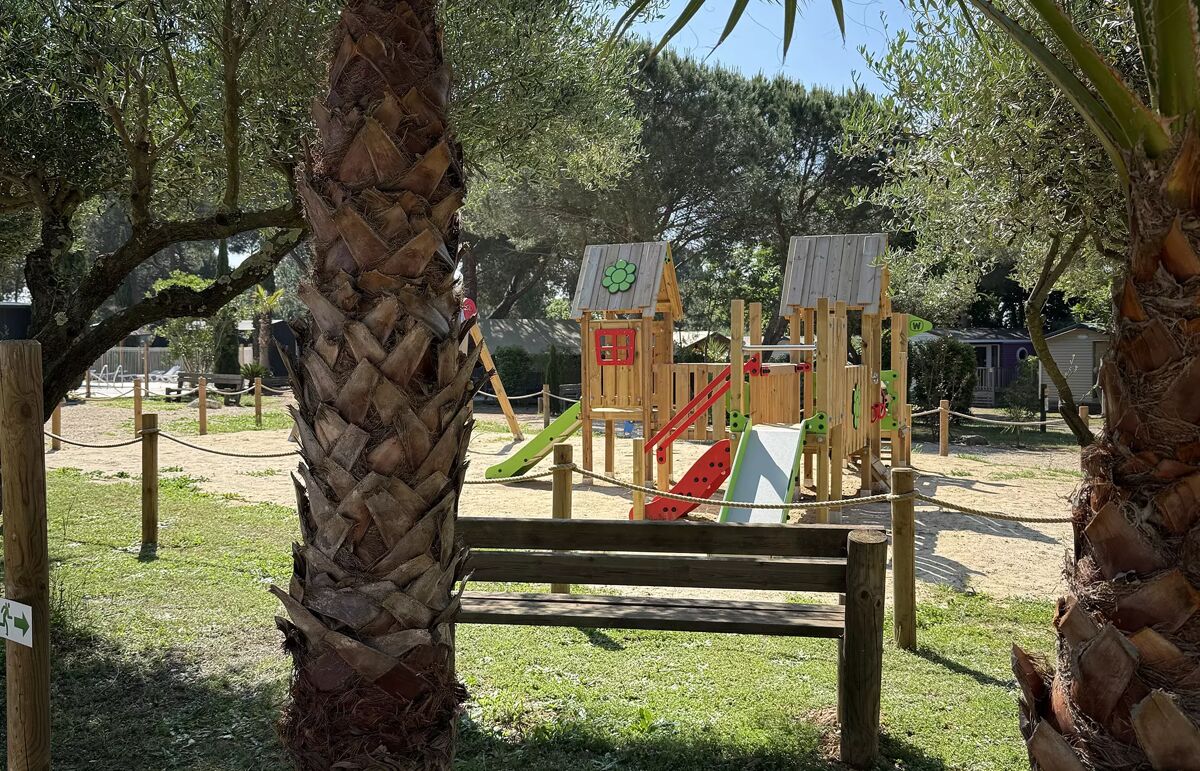 09 - Camping Le Mas de Mourgues - Aire de jeux