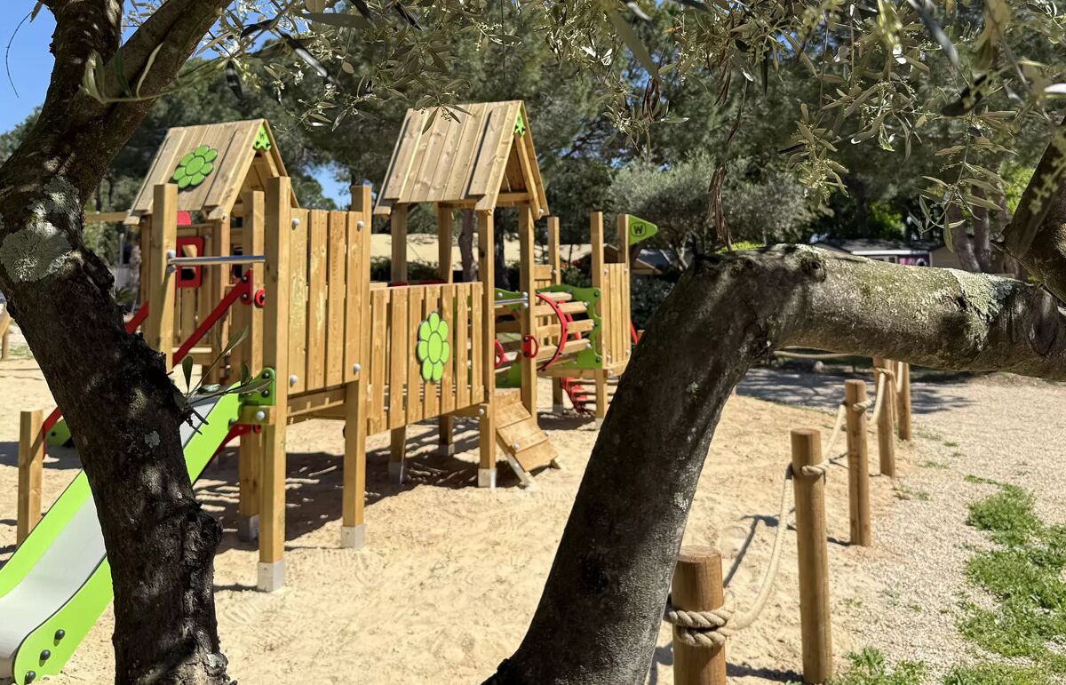 10 - Camping Le Mas de Mourgues - Aire de jeux