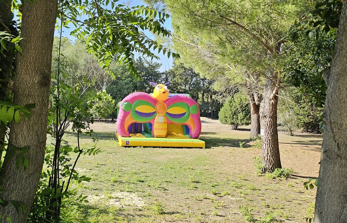 06 - Camping Les Micocouliers - Aire de jeux