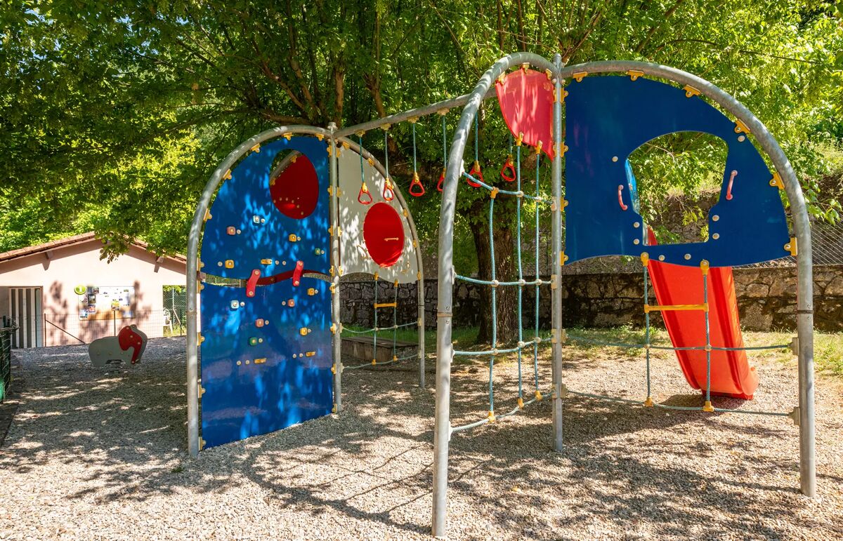15 - Camping Le Val de l'Arre - Aire de jeux