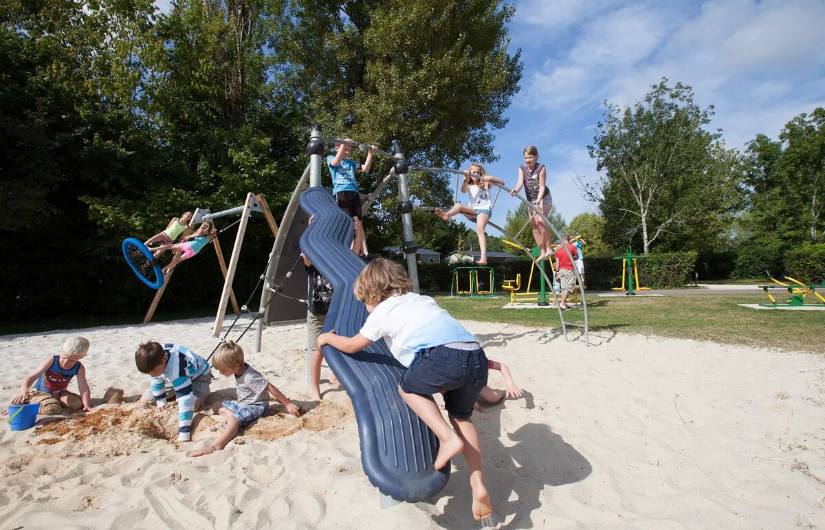 19 - Camping le Peyrelevade - Aire de jeux