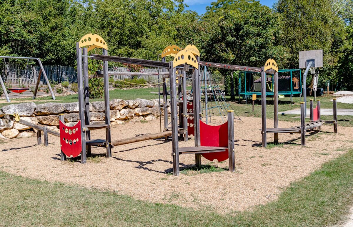 11 - Camping Le Tiradou - Aire de jeux