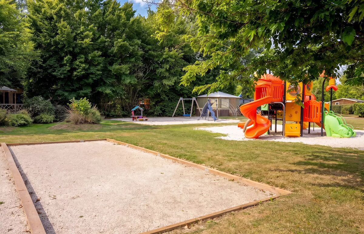 19 - Camping le Peyrelevade - Aire de jeux