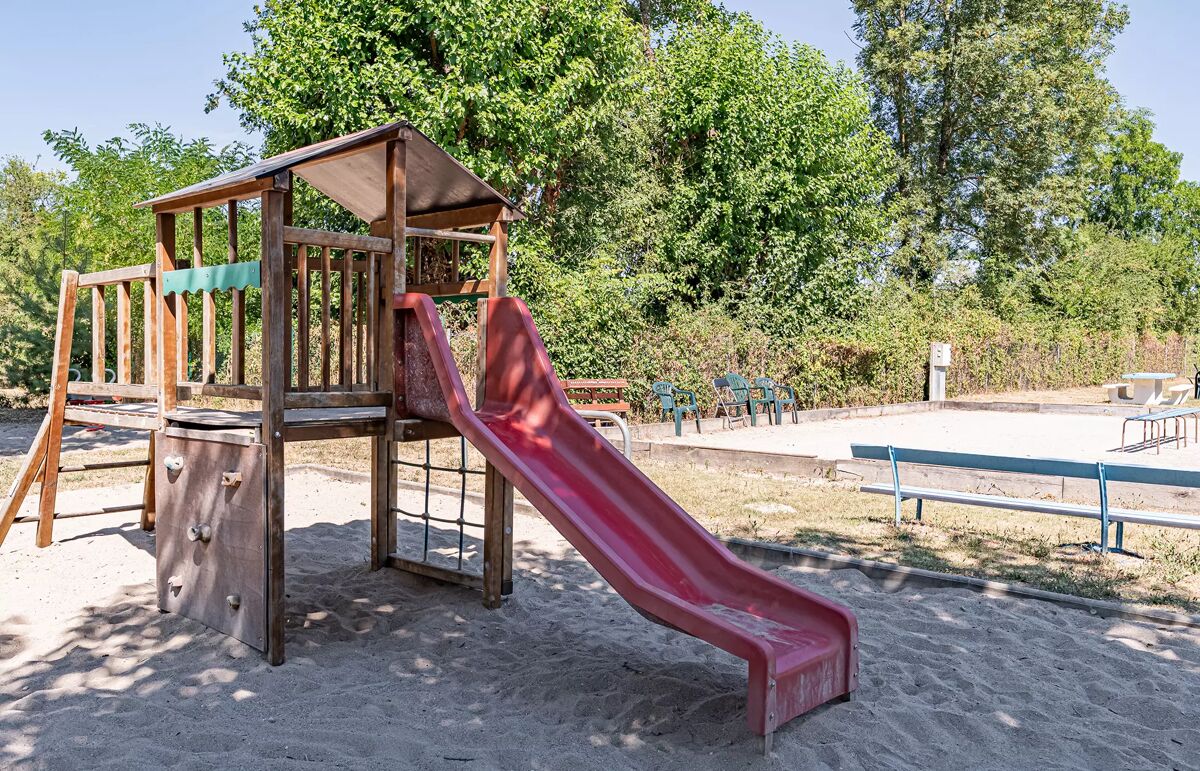 17 - Camping Les Plages de l'Ain - Aire de jeux