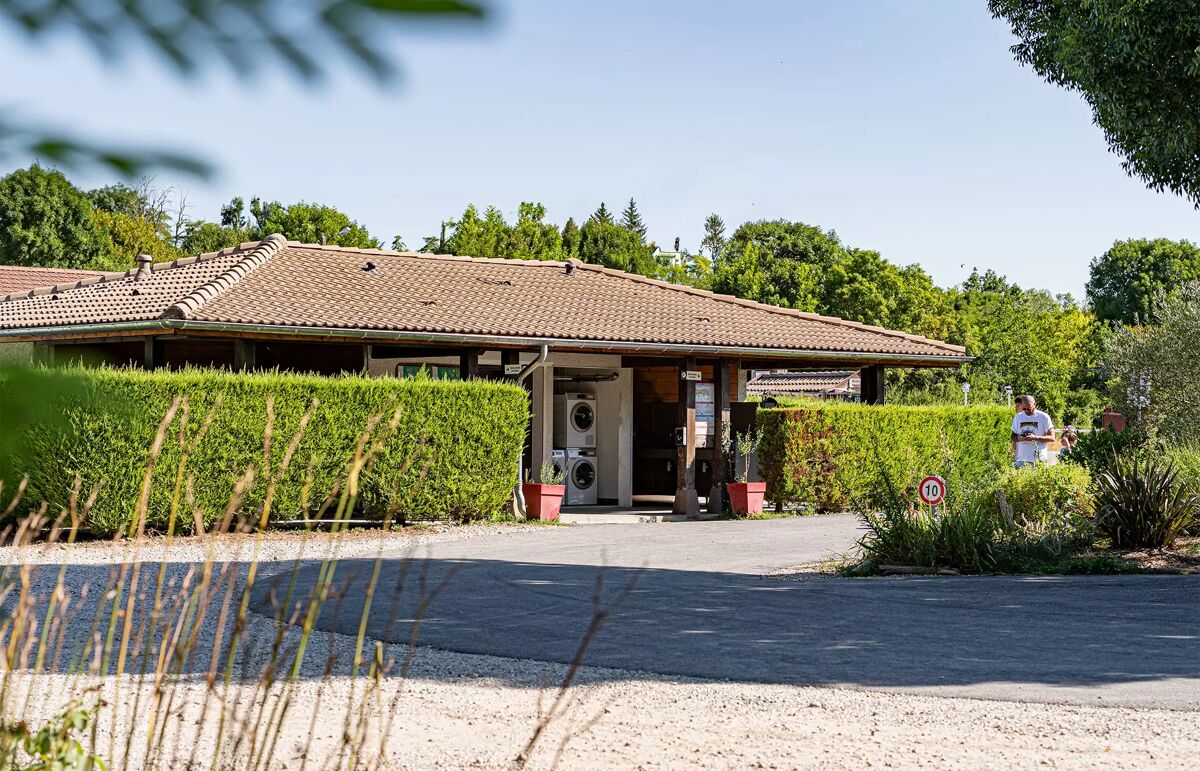 24 - Camping Les Plages de l'Ain - Hébergement